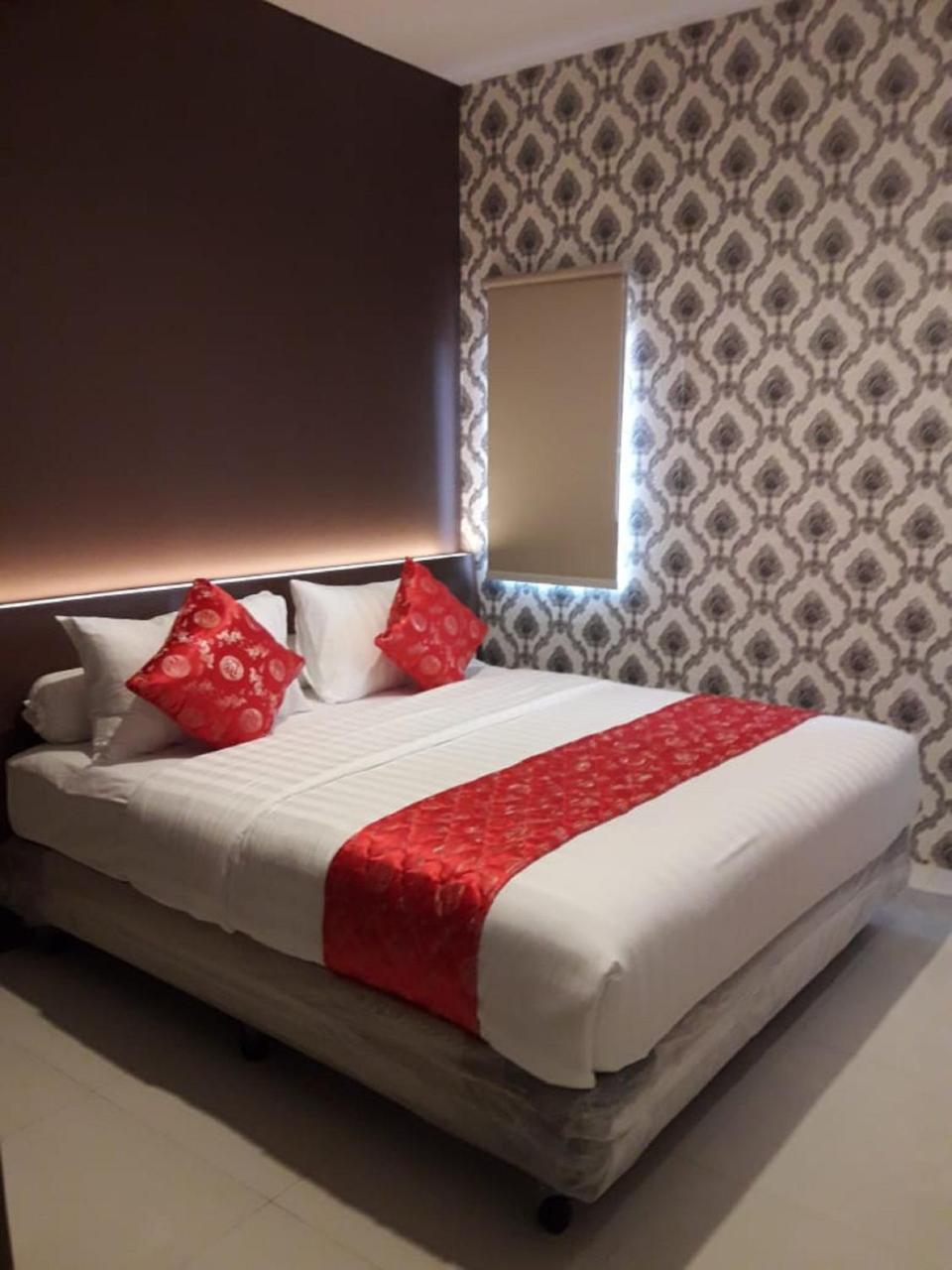 Fortune Front One Hotel Kendari Bagian luar foto