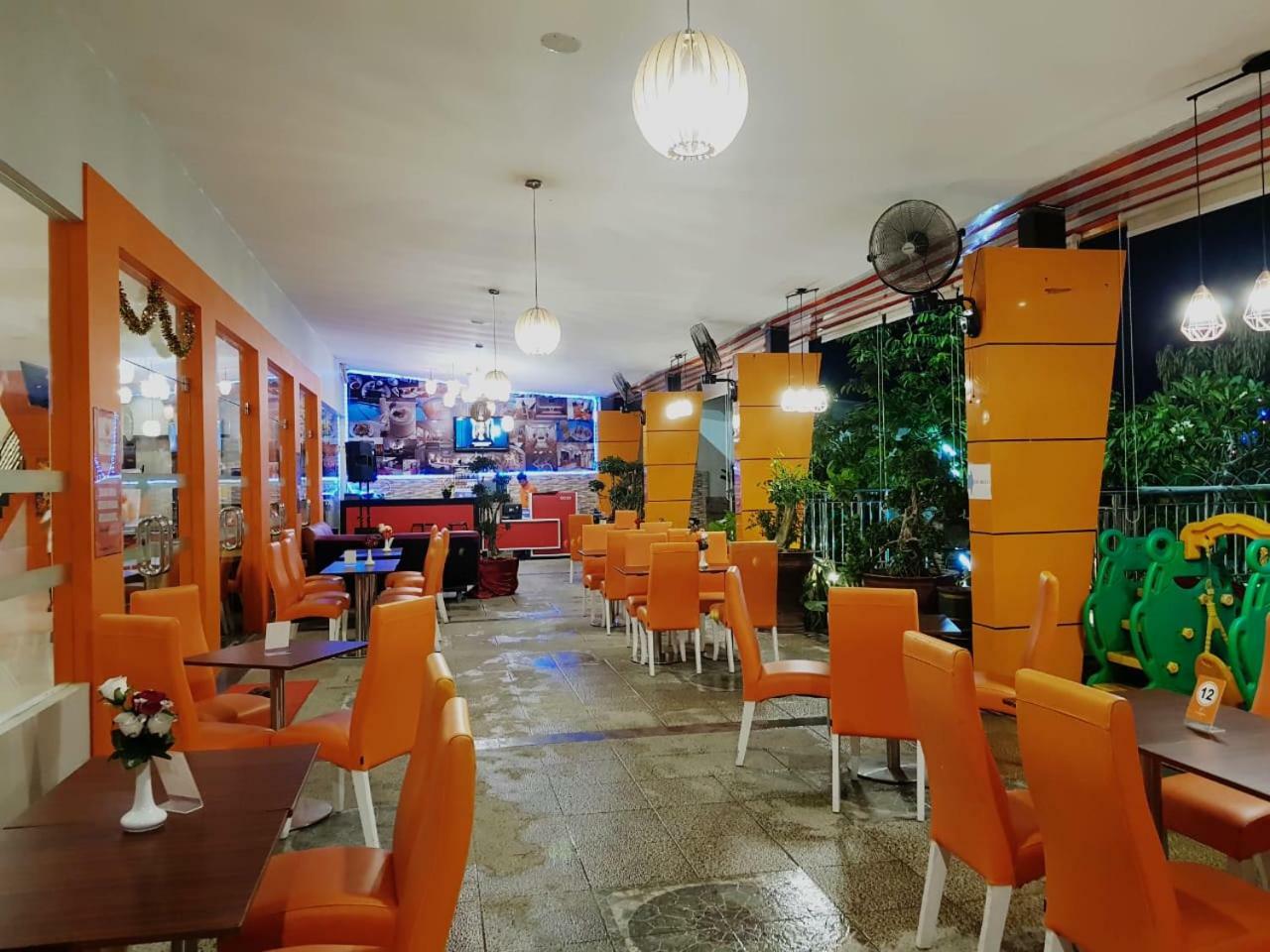 Fortune Front One Hotel Kendari Bagian luar foto