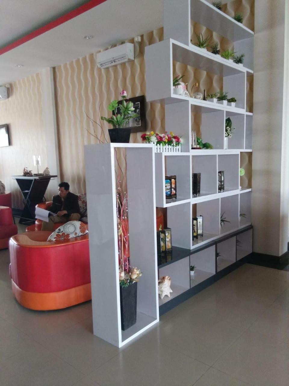 Fortune Front One Hotel Kendari Bagian luar foto