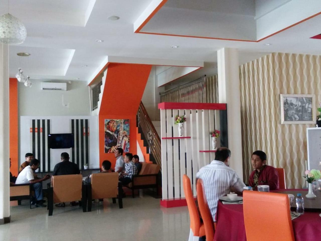 Fortune Front One Hotel Kendari Bagian luar foto