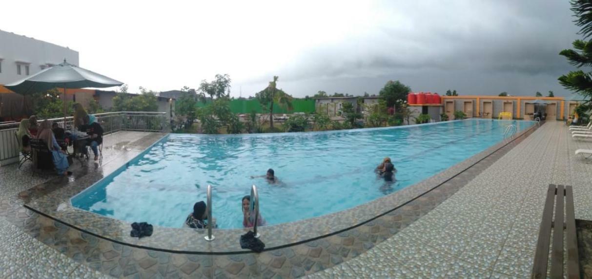 Fortune Front One Hotel Kendari Bagian luar foto