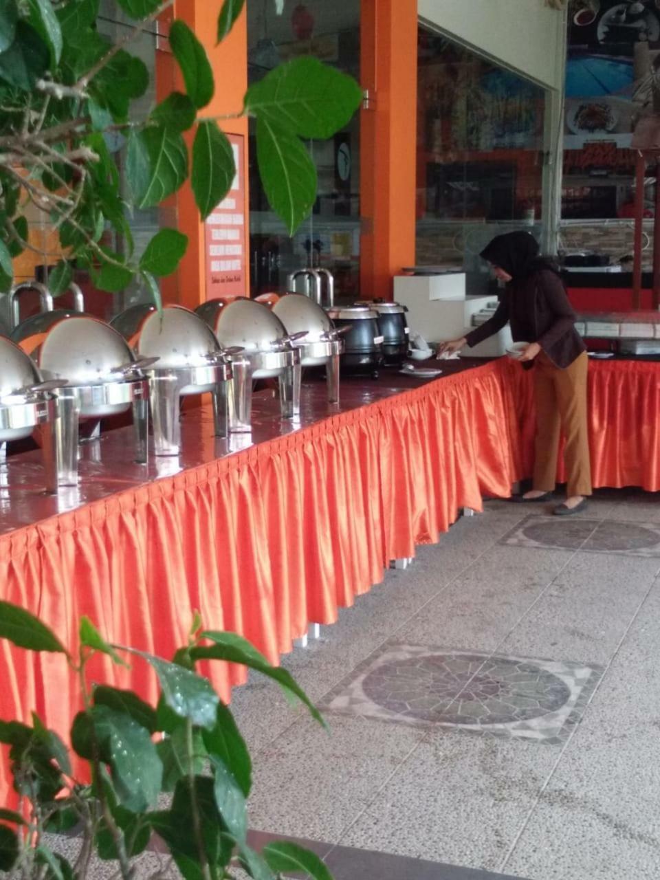 Fortune Front One Hotel Kendari Bagian luar foto