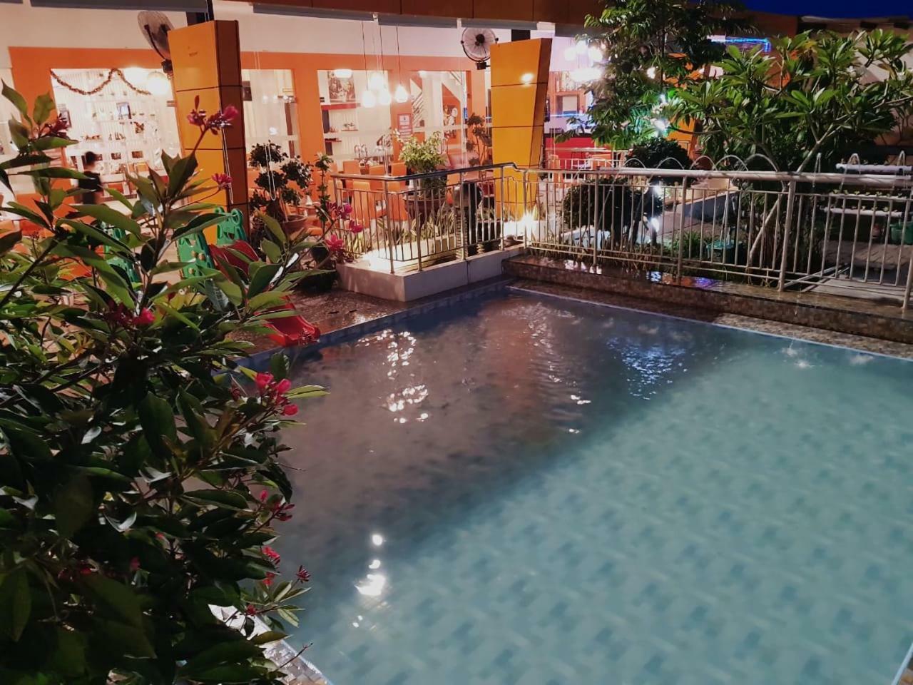 Fortune Front One Hotel Kendari Bagian luar foto