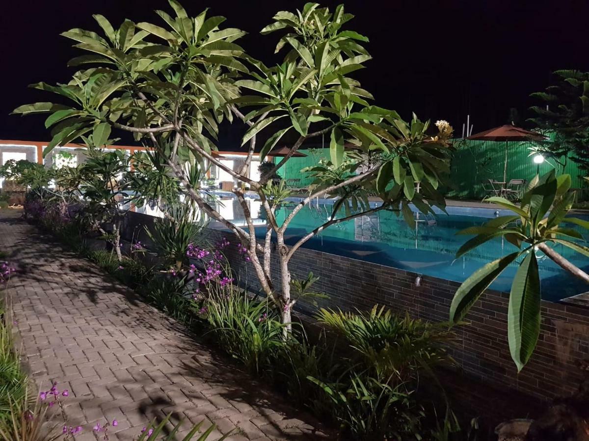 Fortune Front One Hotel Kendari Bagian luar foto