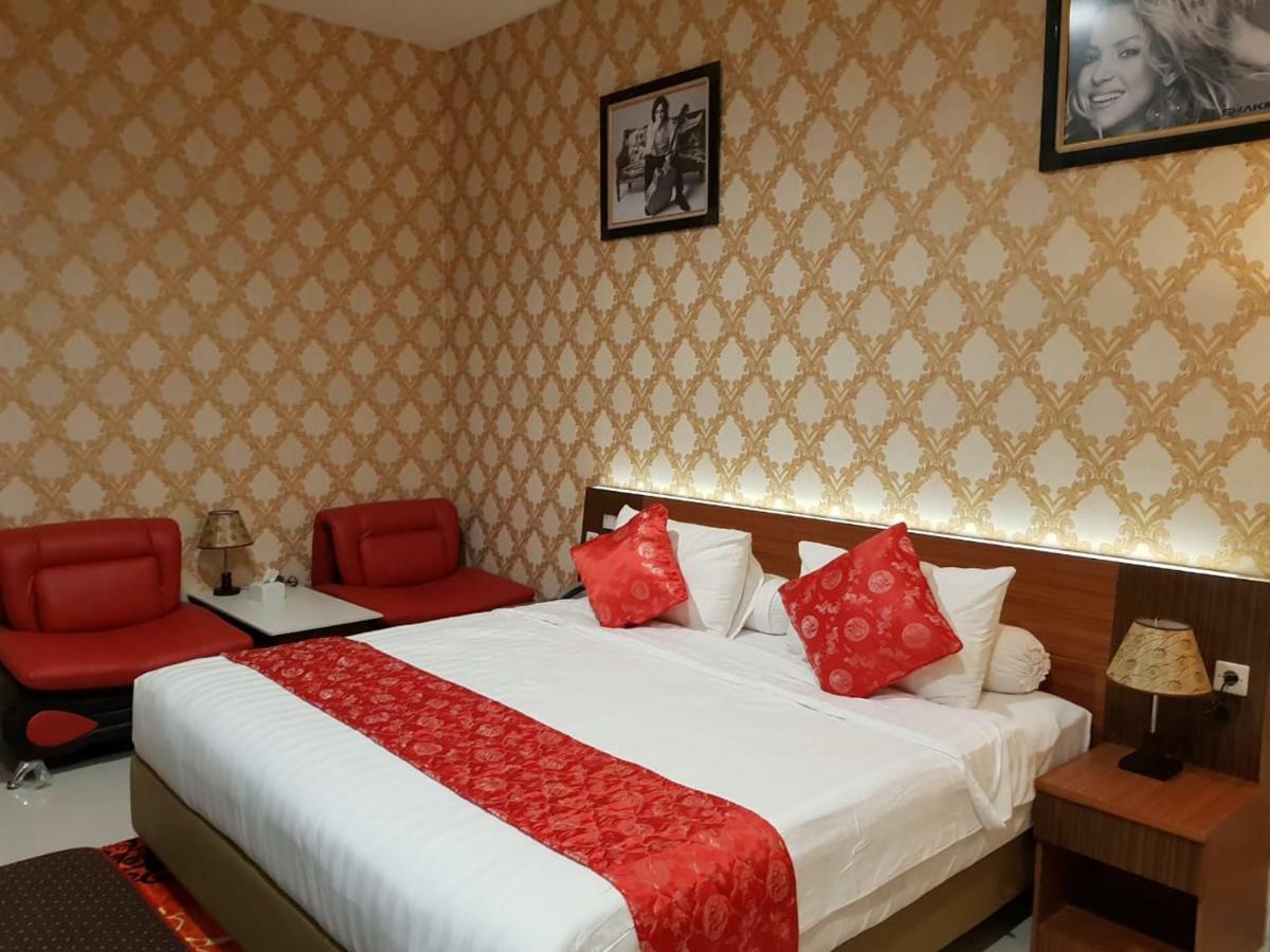 Fortune Front One Hotel Kendari Bagian luar foto