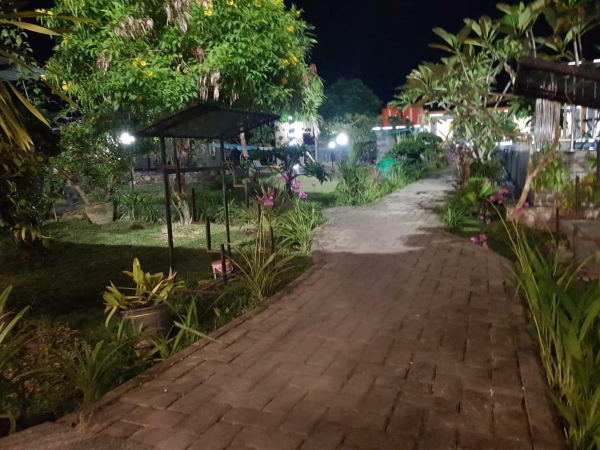 Fortune Front One Hotel Kendari Bagian luar foto