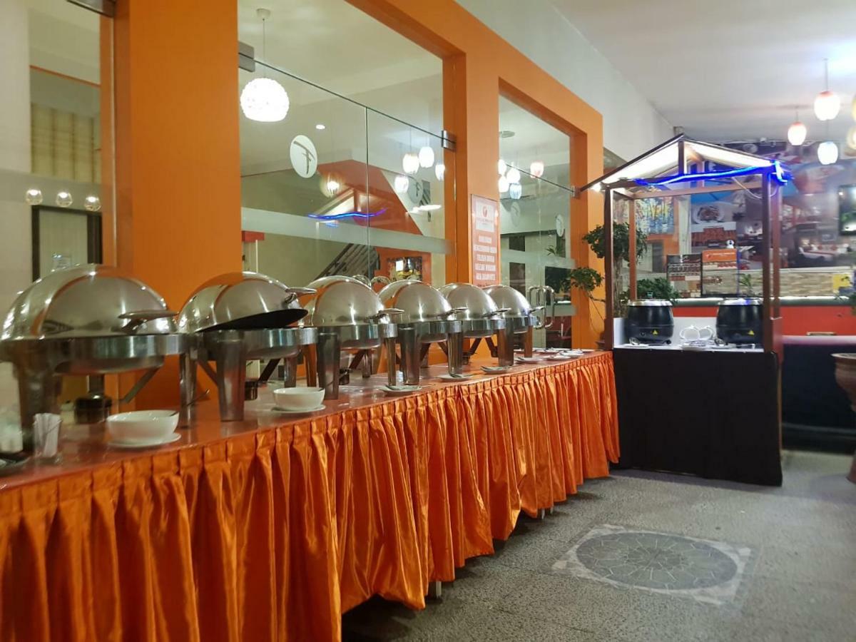 Fortune Front One Hotel Kendari Bagian luar foto