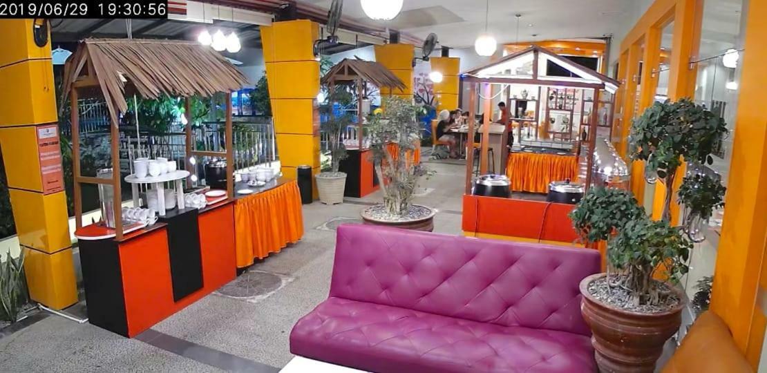 Fortune Front One Hotel Kendari Bagian luar foto