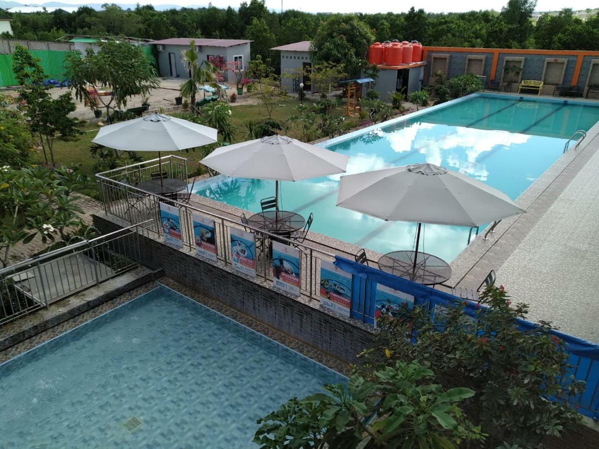 Fortune Front One Hotel Kendari Bagian luar foto