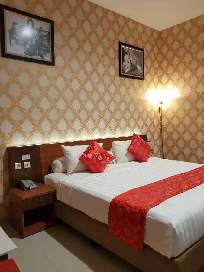 Fortune Front One Hotel Kendari Bagian luar foto