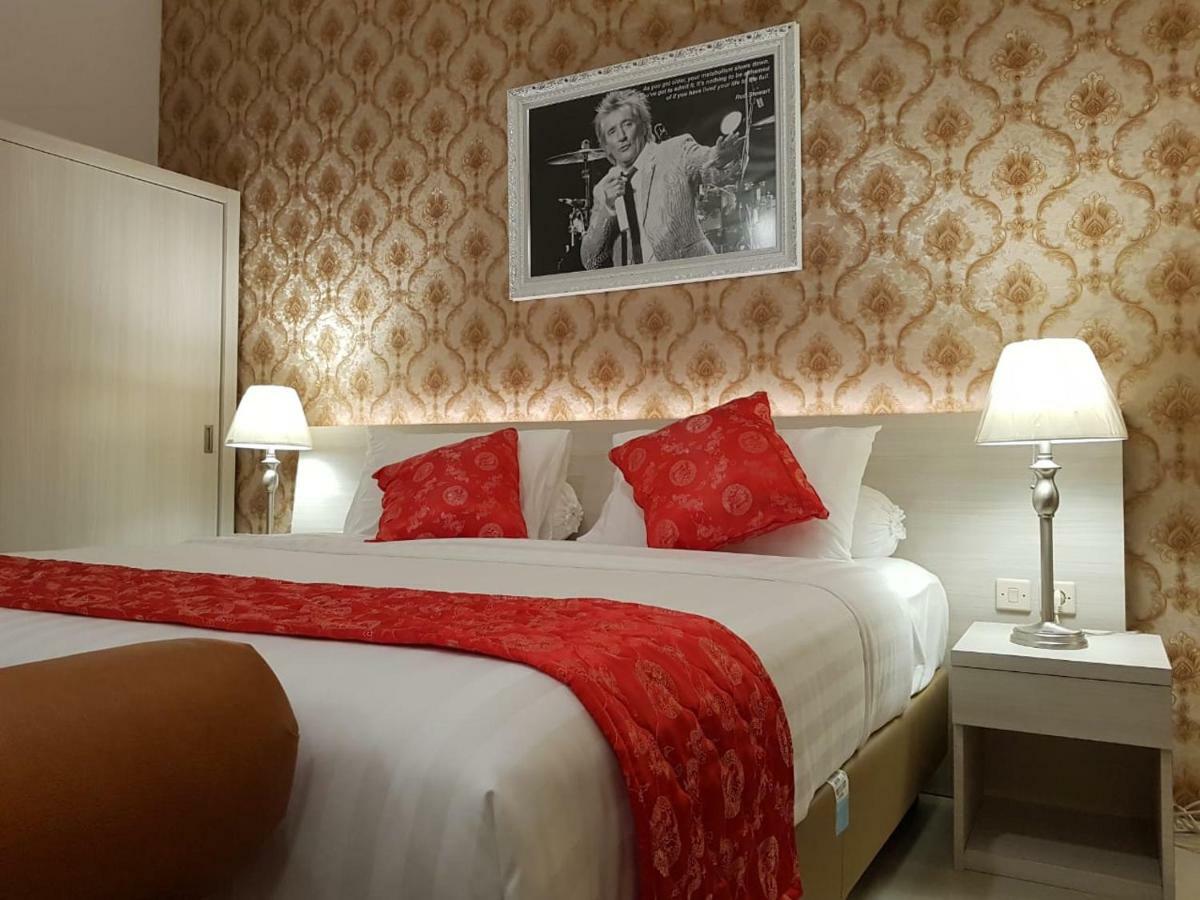 Fortune Front One Hotel Kendari Bagian luar foto