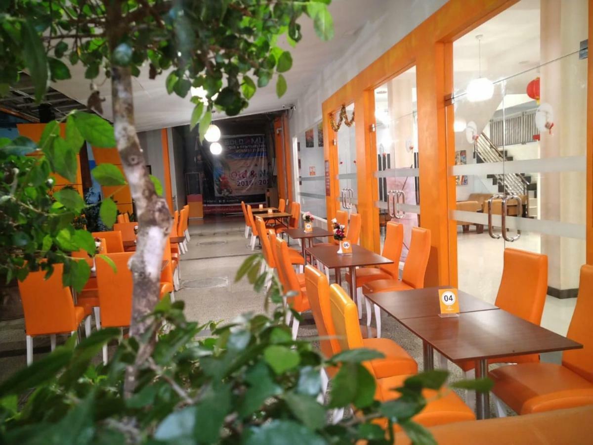 Fortune Front One Hotel Kendari Bagian luar foto