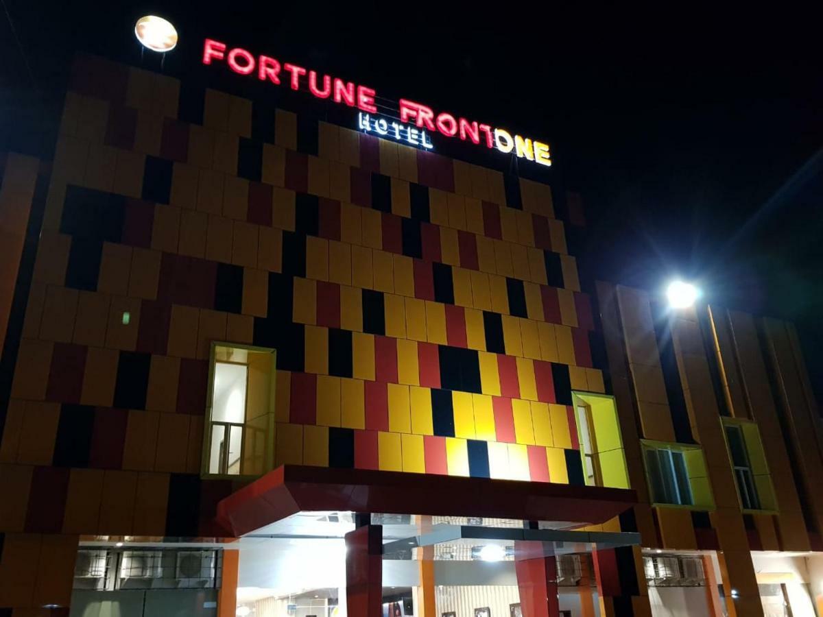 Fortune Front One Hotel Kendari Bagian luar foto