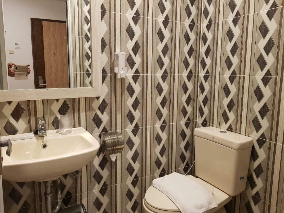 Fortune Front One Hotel Kendari Bagian luar foto