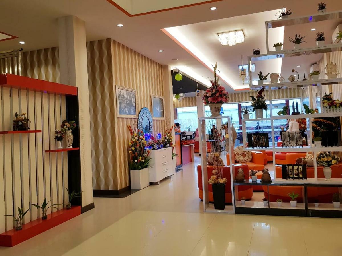 Fortune Front One Hotel Kendari Bagian luar foto