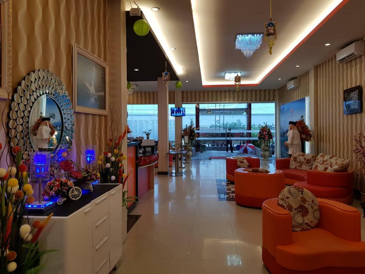 Fortune Front One Hotel Kendari Bagian luar foto