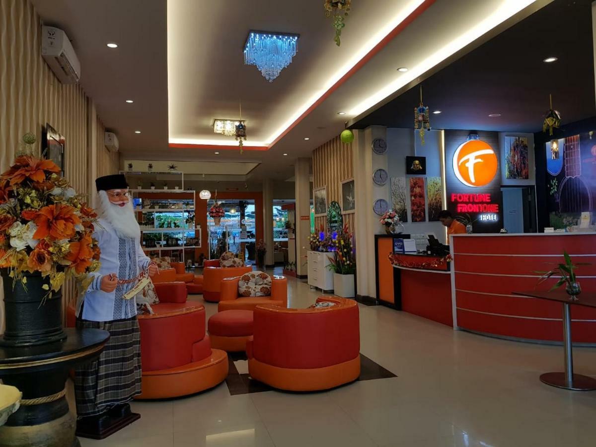Fortune Front One Hotel Kendari Bagian luar foto