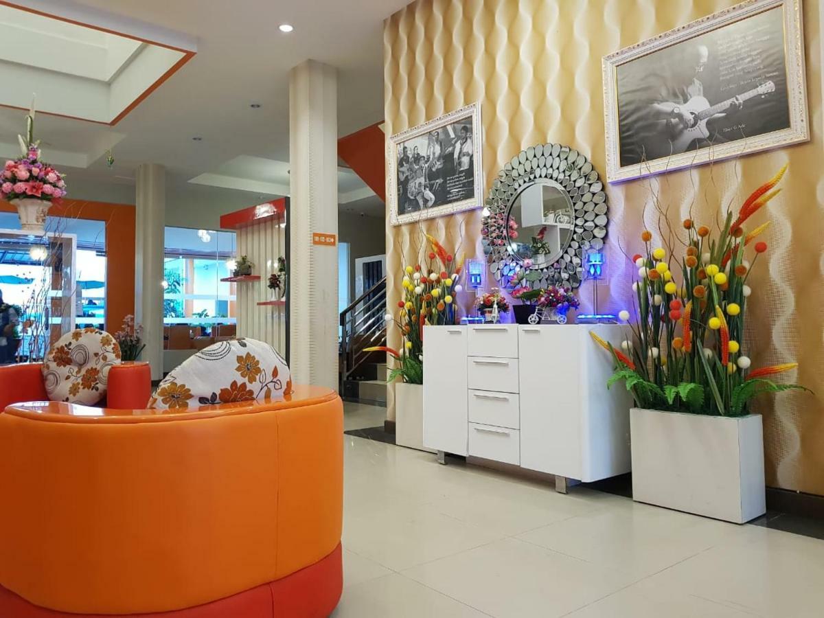 Fortune Front One Hotel Kendari Bagian luar foto