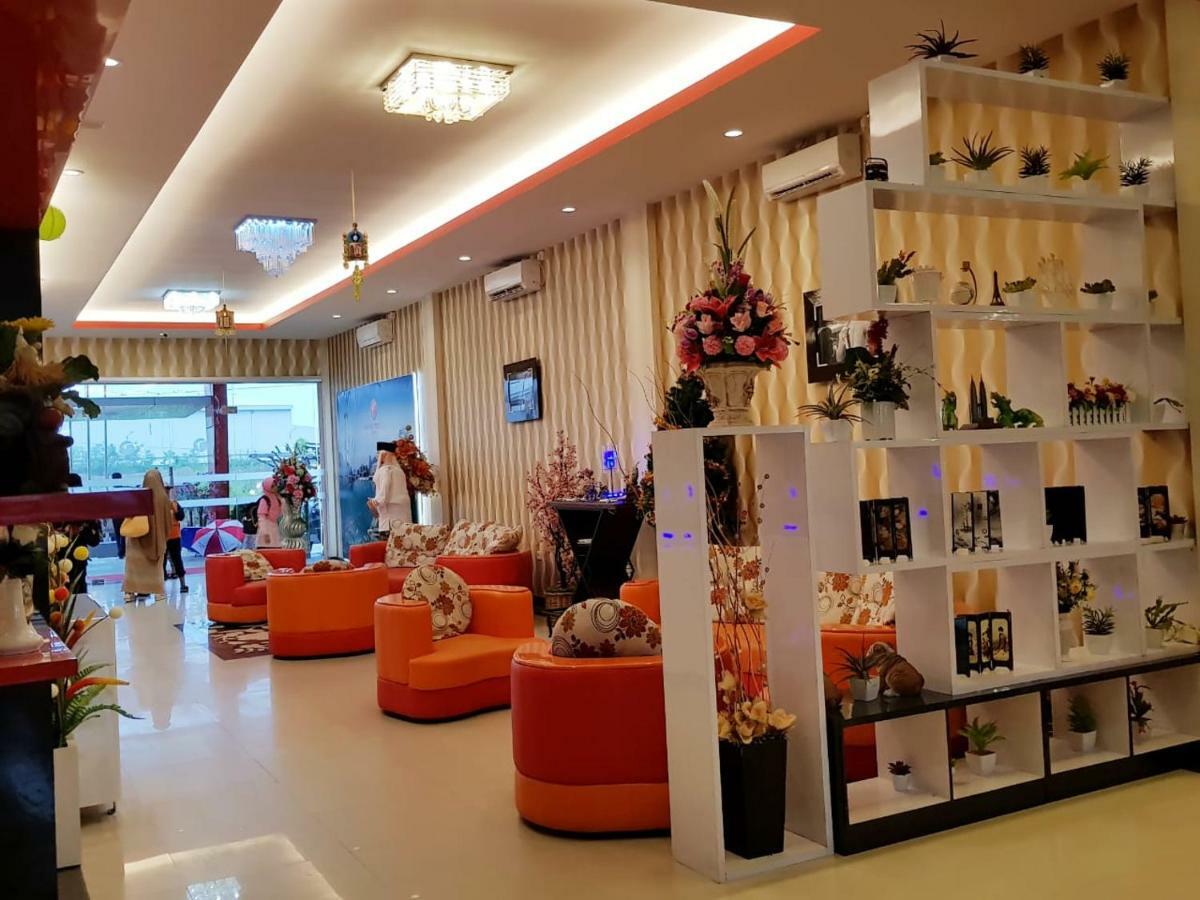 Fortune Front One Hotel Kendari Bagian luar foto